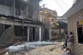 Sebuah rumah berlantai tiga  terbakar