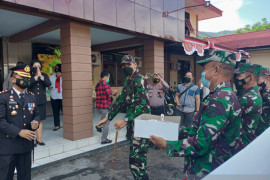 Rayakan hari Bhayangkara, Dandim Sangihe serahkan kue kepada Kapolres
