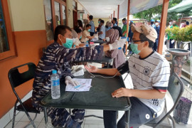 TNI AL laksanakan serbuan vaksin masyarakat maritim di RS TPT dr. R Soeharsono