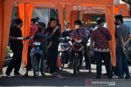 Vaksinasi COVID-19 secara drive thru di Gowa