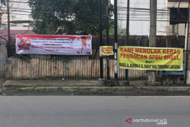 Anggota DPRD Kota Medan pasang spanduk tolak kehadiran SPBU Shell
