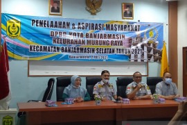 Warga Murung Raya Banjarmasin keluhkan jalan raya sering banjir