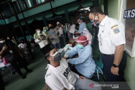 Anies ajak warga DKI tidak menunda vaksinasi