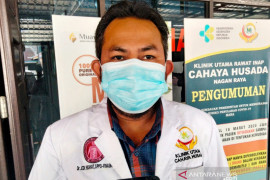 Dokter ahli: Minum air kelapa untuk hilangkan efek vaksin COVID-19 itu mitos