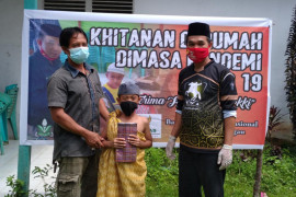 Baksos Baznas Sanggau khitan "door to door" Desa Bahta dan Mengkiang