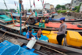 Polisi awasi aktivitas bongkar muat di Pelabuhan Mentok tingkatkan produktivitas warga
