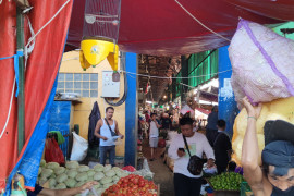Pasar Induk Kramat Jati Jakarta ramai pada hari kedua PPKM Darurat