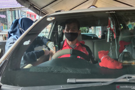 Warga antusias ikut vaksinasi drive thru di Polres Pelabuhan Makassar
