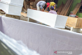 Produksi peti jenazah pasien COVID-19