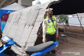 Polisi tilang pengendara yang tak terima kena penyekatan PPKM Darurat