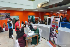 Sasar pedagang dan pengunjung, Pariaman laksanakan vaksinasi massal di pasar rakyat