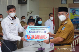 Bupati HSS serahkan bantuan hibah PPG guru PAI dan BOSDA
