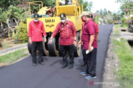 Bupati Tabanan tinjau pengaspalan jalan penghubung Bantas-Gadungan