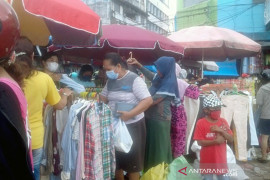 Pedagang "Cakar Bongkar" jualan lagi di reruntuhan pasar Mardika Ambon, tegakkan aturan