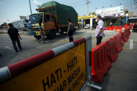 Penyekatan kendaraan di pintu keluar Tol Tegal