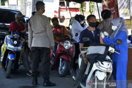 Vaksinasi COVID-19 secara drive thru di Makassar