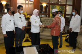 Bupati bantu kelompok tani sumber jadi satu unit hand tractor