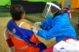 Karyawan Indocement ikuti program vaksinasi gotong royong.