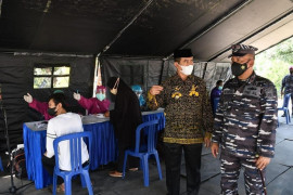 Danlantamal V tinjau pelaksanaan vaksinasi di Madiun