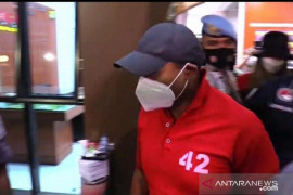 Polisi membawa Nia-Ardi Bakrie ke sejumlah tempat pemeriksaan