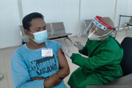 TNI AU vaksinasi penumpang di Bandara Syamsudin Noor