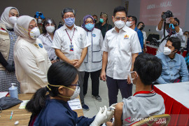 Menteri Ketenagakerjaan tinjau vaksinasi gotong royong