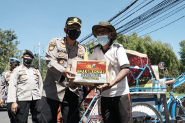 Polresta Sidoarjo bagikan paket sembako untuk warga terdampak COVID-19