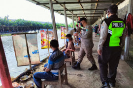 Polisi Sidoarjo  bubarkan kerumunan saat PPKM darurat