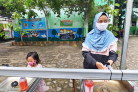 Pakar: Pembukaan sekolah saat lonjakan COVID-19 berisiko pada anak