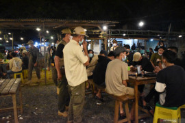 Tim gabungan temukan 16 pengunjung angkringan tanpa masker