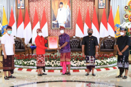 Enam seniman Bali terima "Adi Sewaka Nugraha" dari Pemprov