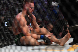 McGregor patah kaki dan kalah dari Dustin Poirier