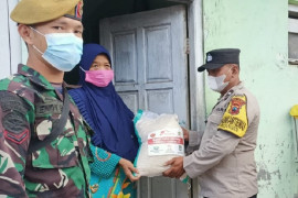 Polres Kudus salurkan bantuan beras bagi warga terdampak PPKM Darurat