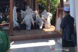 Jenazah Bupati Bekasi Eka tiba di rumah duka