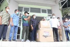 DPRD Jabar bagikan ratusan APD dan masker bagi tenaga kesehatan