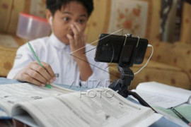 Hari pertama masuk sekolah secara daring Page 1 Small