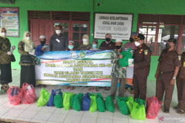 Momen HBA Kejari Tanah Laut bagikan 450 masker dan 200 sembako