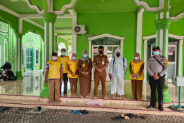 Masjid dan mussolla di Kecamatan Hinai disemprot disinfektan