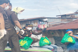 Kejati Kalsel susur sungai bagikan 3.000 sembako