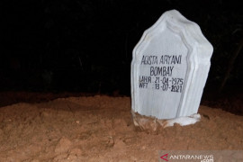 Dengan protokol COVID-19, Istri Gubernur Sultra dimakamkan di samping pusara neneknya