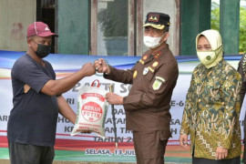 Korps Adhyaksa ribuan masker dan sembako