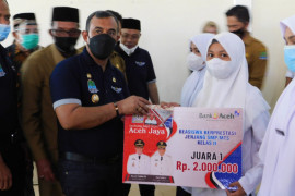 Pemkab Aceh Jaya salurkan beasiswa untuk 16.300 siswa
