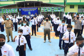 Pembukaan sekolah di Banjarmasin di tengah lonjakan kasus COVID-19 pada anak