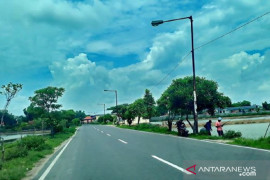 Sejumlah PJU Kota Sampang dipadamkan demi cegah kerumunan warga