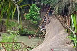 Penahan titi rambin Desa Silumajang Labura putus, warga jadi korban