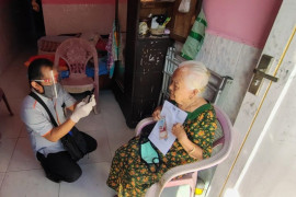 Kantor Pos Kediri fasilitasi pencairan bansos tunai ke rumah warga penerima