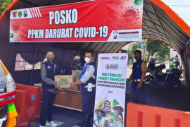 ACT Madiun kirim bantuan air minum untuk petugas PPKM darurat