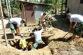 Satgas TNI bersama warga di perbatasan buat sumur air bersih
