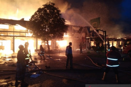 Ponpes Al Falah Putera terbakar hebat, asrama hingga ruang kelas ludes dilalap api