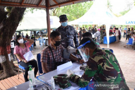 Lantamal XIII Beri Vaksin COVID-19 Pada Masyarakat Pesisir di Tarakan